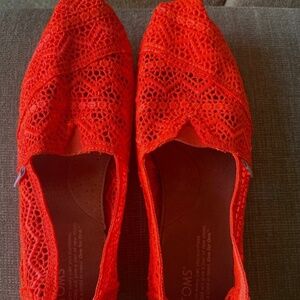 Toms Classics Neon Coral Crochet Womens Slip On Shoes Sz 9